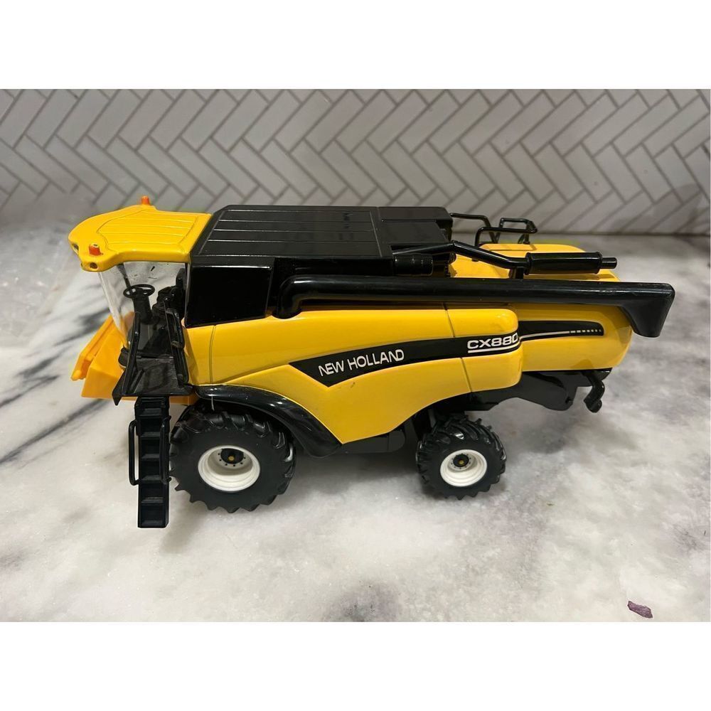 New Holland CX880 Britain Model 1:32 Reaper. Incomplete